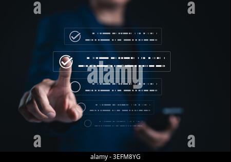 Online-Bewertung und Umfragekonzept. Person, die eine virtuelle digitale Checkliste auswählt und Online-Test, Prüfung, Quiz, Fragebogen symbolisiert Feedback-Formular, Stockfoto