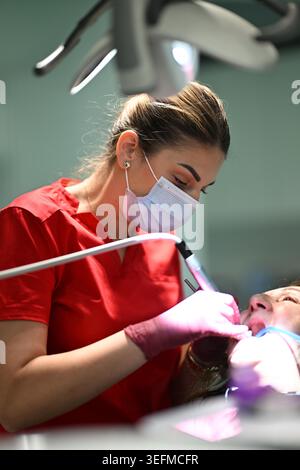 Zahnarztpraxis Bei Patienten In Der Modernen Klinik Mit Maskierter Hygienistin Stockfoto