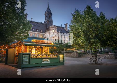 Charmanter Platz Jacques-Cartier, beleuchtet bei Nacht mit Marktstand und Rathaus von Montreal - Montreal, Quebec, Kanada Stockfoto