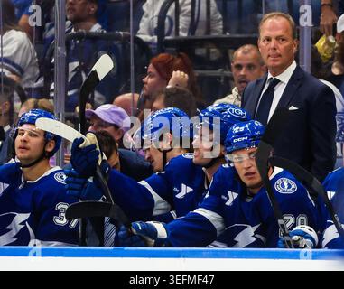 In diesem Aktenfoto blickt der Cheftrainer von Tampa Bay Lightning, Jon Cooper, mit seinem Team gegen die Ottawa Senators von der Bank aus während der dritten Phase in der Benchmark International Arena am 9. Oktober 2025 in Tampa, Florida. (Foto: Dirk Shadd/Tampa Bay Times/TNS/SIPA USA) Stockfoto