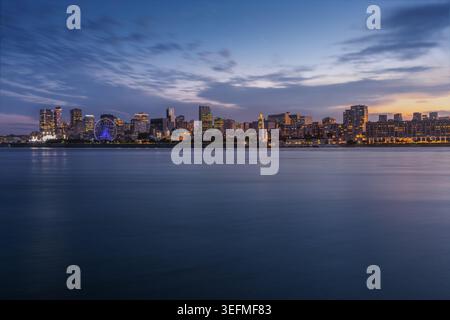 Skyline von Montreal mit dem alten Hafen und Downtown bei Nacht - Montreal, Quebec, Kanada Stockfoto
