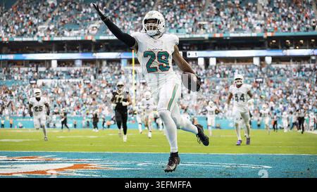 Miami Dolphins Safety Minkah Fitzpatrick (29) reagiert, nachdem er den Ball abgefangen und in der zweiten Hälfte ihres NFL-Spiels im Hard Rock Stadium am Sonntag, den 30. November 2025, in Miami Gardens, Florida eine 2-Punkte-Konvertierung gegen die New Orleans Saints zurückgelaufen ist. (Foto: Matias J. Ocner/Miami Herald/TNS/SIPA USA) Stockfoto
