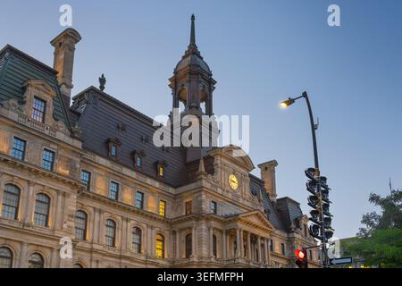 Beleuchtetes Rathaus von Montreal (Hotel de Ville) in der Abenddämmerung - Montreal, Quebec, Kanada Stockfoto