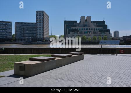 29. April 2026 - LondonUK: Park Open Space am Sonntagstag mit blauem Himmel und MI6-Gebäude im Hintergrund Stockfoto