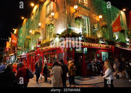 Menschenmenge auf der Straße im Temple Bar-Viertel von Dublin, Irland Stockfoto
