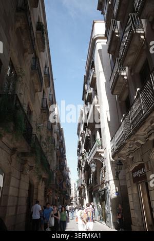 Flacher Blick auf die Wohngegend im gotischen Viertel in Barcelona. Stockfoto