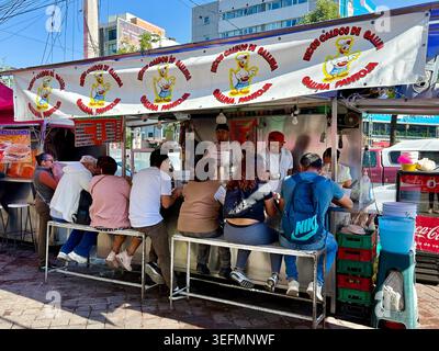 Die Gäste essen an einem Straßenstand, der caldos de Gallina in Roma Norte, Mexiko-Stadt, verkauft Stockfoto