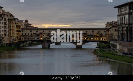 Panoramablick auf die Ponte Vecchio über den Fluss Arno in der Abenddämmerung in Florenz, Toskana, Italien. Stockfoto