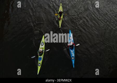 Frankfurt, Hessen, Deutschland. Mai 2026. Menschen Kajak auf dem Main in Frankfurt am Main, Deutschland. (Kreditbild: © Matias Basualdo/ZUMA Press Wire) NUR REDAKTIONELLE VERWENDUNG! Nicht für kommerzielle ZWECKE! Stockfoto
