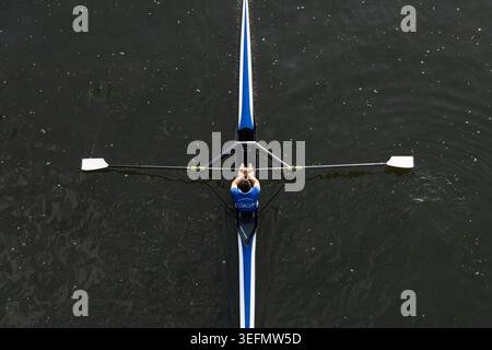 Frankfurt, Hessen, Deutschland. Mai 2026. Ein Mann rudert am Main in Frankfurt am Main. (Kreditbild: © Matias Basualdo/ZUMA Press Wire) NUR REDAKTIONELLE VERWENDUNG! Nicht für kommerzielle ZWECKE! Stockfoto