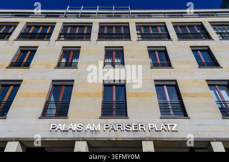 Blick nach oben auf die Fassade des Palais am Pariser Platz in der Nähe des Brandenburger Tors in Berlin Mitte, Deutschland. Stockfoto