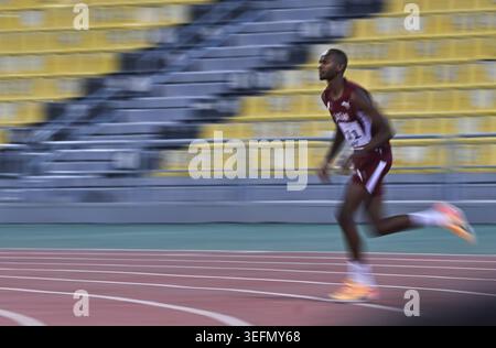 Doha, Katar. Mai 2026. Mutaz Barsham aus Katar wurde während des MenÕs 100-Meter-Finales der Leichtathletikveranstaltungen des 4. Golfkooperationsrates (GCC) im Suheim bin Hamad Stadion in Aktion genommen. (Foto: Noushad Variyattiyakkal/SOPA Images/SIPA USA) Credit: SIPA USA/Alamy Live News Stockfoto