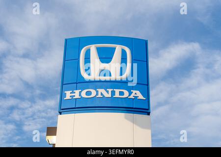 Nahaufnahme des Schilds des Honda Händlerbetriebs am blauen Himmel. Louisiana, USA Stockfoto