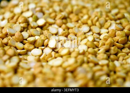 Split Chana Dal Textur mit Defocus Hintergründen Makrolinsen Lebensmittelfotografie Stockfoto