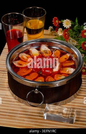 Scharfer Hot Pot mit verschiedenen Zutaten in Roter Ölbrühe Stockfoto