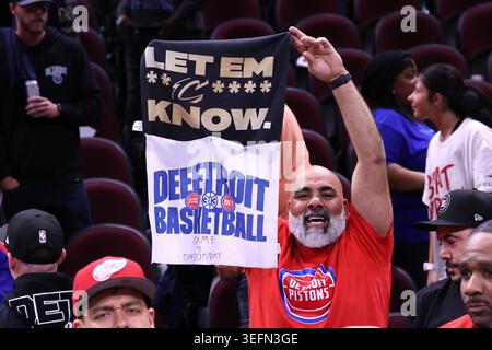 Cleveland, Usa. Mai 2026. Die Fans der Detroit Pistons feiern den Sieg der Pistons 115-94 über die Cleveland Cavaliers in Cleveland, Ohio, Freitag, den 15. Mai 2026. Foto von Aaron Josefczyk Credit: UPI/Alamy Live News Stockfoto