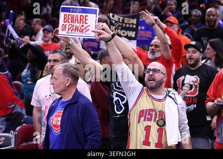 Cleveland, Usa. Mai 2026. Die Fans der Detroit Pistons feiern den Sieg der Pistons 115-94 über die Cleveland Cavaliers in Cleveland, Ohio, Freitag, den 15. Mai 2026. Foto von Aaron Josefczyk Credit: UPI/Alamy Live News Stockfoto