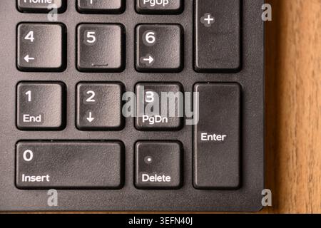 Schwarze Computertastatur Makroaufnahme mit Hervorhebung der Taste 3 und Bild-ab-Taste auf dem numerischen Tastenfeld mit weichem, unscharfem Hintergrund Draufsicht Stockfoto
