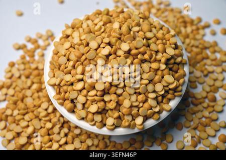 Split Chana Dal in Schüssel abgewinkelte Draufsicht mit Defocus Hintergründen Makrofotografie Stockfoto