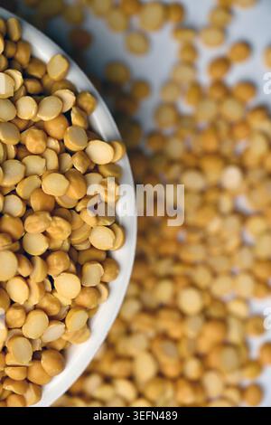 Split Chana Dal in Bowl Draufsicht Textur mit Defocus Hintergründen Makrofotografie Stockfoto