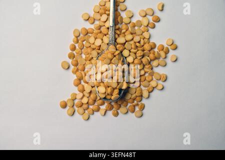 Split Chana Dal angewinkelte Draufsicht-Textur auf weißem Defocus-Hintergrund Makrofotografie Stockfoto