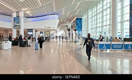 Charlotte, NC, USA - 30. April 2026: Ein großer Blick auf das geschäftige Terminal, auf dem Reisende zu ihren Toren und Check-in-Bereichen gehen. Stockfoto