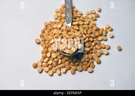 Split Chana Dal angewinkelte Draufsicht-Textur auf weißem Defocus-Hintergrund Makrofotografie Stockfoto