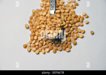Split Chana Dal angewinkelte Draufsicht-Textur auf weißem Defocus-Hintergrund Makrofotografie Stockfoto
