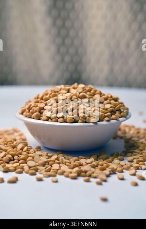 Split Chana Dal in Bowl, Vorderansicht Textur mit Defocus Hintergründen Makrofotografie Stockfoto