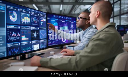 Zwei Junge Datenanalysten, Die Sich Das Financial Dashboard Auf Dem Computerbildschirm Ansehen. Stockfoto
