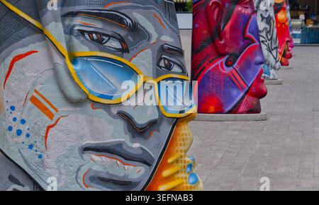 Nahaufnahme eines Gesichts, das auf einer Kunstinstallation gemalt wurde, die von der Osterinsel inspirierte Köpfe auf dem Nelson Mandela Square, Johannesburg, Südafrika, zeigt Stockfoto