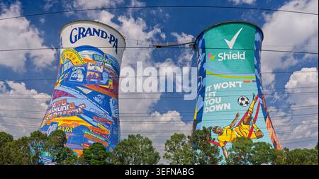 Nahaufnahme der farbenfrohen Werbung auf den zwei Orlando Kühltürmen im stillgelegten Kraftwerk in Soweto, Johannesburg, Südafrika Stockfoto