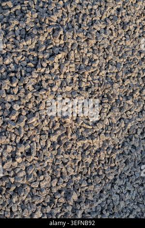 Detaillierter Kieshintergrund mit zerquetschtem Steinmaterial, das im Bau- und Straßenbau verwendet wird. Stockfoto