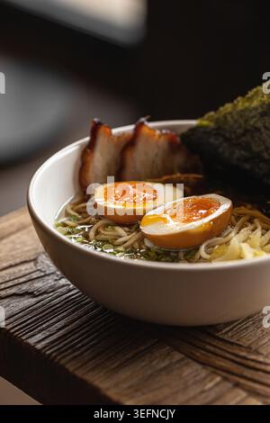 Traditionelle Ramen-Suppe mit weich gekochtem Ei Stockfoto