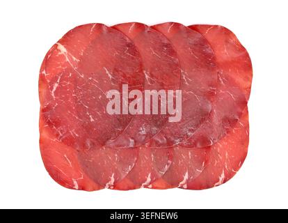 Scheiben von Bresaola, traditionelles luftgetrocknetes, gesalzenes Rindfleisch aus Norditalien, auf weißem Hintergrund. Stockfoto