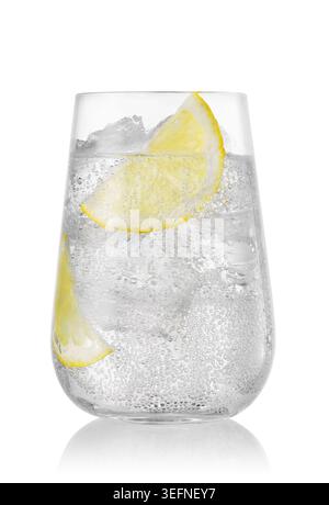 Glas Mineralwasser mit Zitrone und Eis isoliert auf weißem Hintergrund Stockfoto
