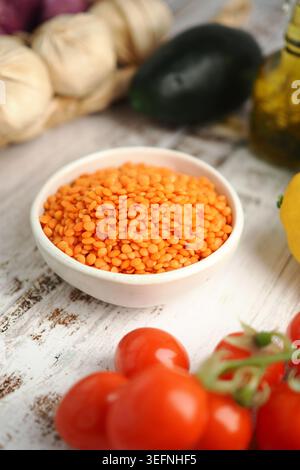 Linsen und Gemüse auf Holztisch in der Küche Stockfoto