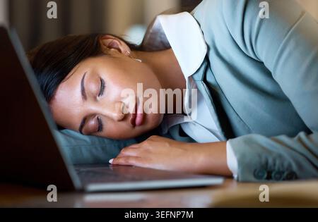 Nickerchen, Burnout und Geschäftsfrau im Büro mit Laptop, müde und überarbeitet in der Nachtschicht. Schlafen, Ermüdung im Unternehmen und Mitarbeiter am Arbeitsplatz mit Stockfoto