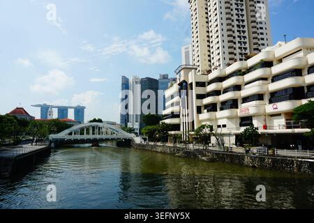 Singapur, Zentralregion: Marina Bay Sands (links), Elgin Bridge (Mitte) und JUMBO Seafood - der Riverwalk (rechts) von der Coleman Bridge aus gesehen Stockfoto