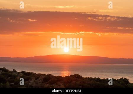 Sonnenuntergang Silhouette des Berges Athos von Chalkidiki, Griechenland Stockfoto