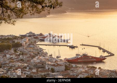 Thasos Town Waterfront mit roter Fähre und Berggrund Stockfoto
