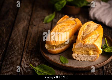 Spanisches Kartoffelomelette-Sandwich. Typisch spanisches Essen, Bocadillo de Tortilla espanola sehr beliebter Snack in Spanien auf weißem rustikalem Hintergrund Stockfoto