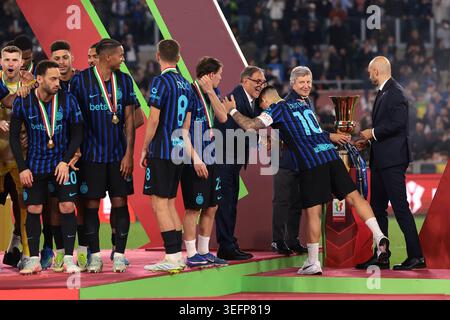Rom, Italien, 13. Mai 2026. Lautaro Martinez vom FC Internazionale und Ignazio La Russa, Präsident des italienischen Senats, nehmen sich vor dem Empfang der Trophäe von Ezio Maria Simonelli, Präsident der Lega Serie A, auf der Bühne nach dem Endspiel SS Lazio gegen FC Internazionale Coppa Italia im Stadio Olimpico, Rom. Der Bildnachweis sollte lauten: Jonathan Moscrop / Sportimage Stockfoto