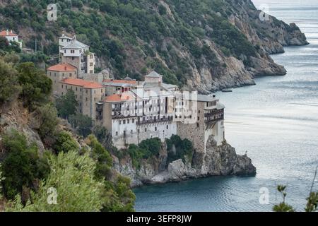 Blick von oben auf das Kloster Gregoriou, Mount Athos Stockfoto