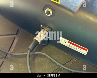 Ipswich, Suffolk, 16. Mai 2026: Ladestation unter dem Sitz eines elektrischen Rollers. Stockfoto
