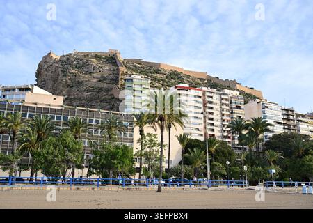 Blick auf das Castillo de Santa Barbara in Alicante. Stockfoto