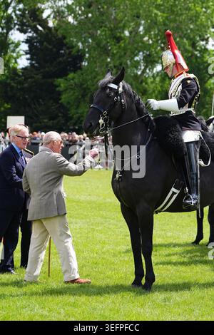 König Karl III. Überreichte den Preis an den Toptrooper während der Royal Windsor Horse Show in Windsor, Berkshire. Bilddatum: Samstag, 16. Mai 2026. Stockfoto