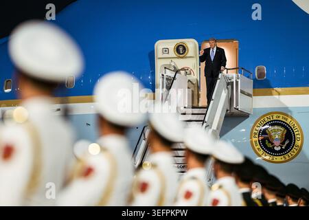 Präsident Donald J. Trump steigt am Mittwoch, den 13. Mai 2026, am Flughafen Peking aus der Air Force One aus. Foto: Daniel Torok/das Weiße Haus/UPI Stockfoto