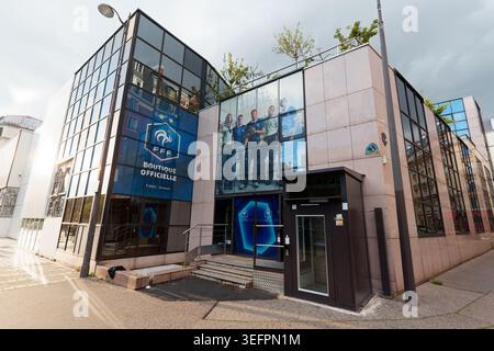 Paris, Frankreich - 14. Mai 2026 : das offizielle Geschäft des französischen Fußballverbandes befindet sich am Boulevard Grenelle im 15. Bezirk von Paris. Stockfoto