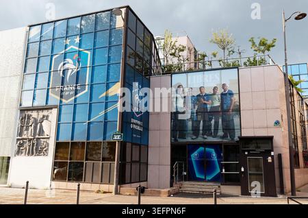 Paris, Frankreich - 14. Mai 2026 : das offizielle Geschäft des französischen Fußballverbandes befindet sich am Boulevard Grenelle im 15. Bezirk von Paris. Stockfoto